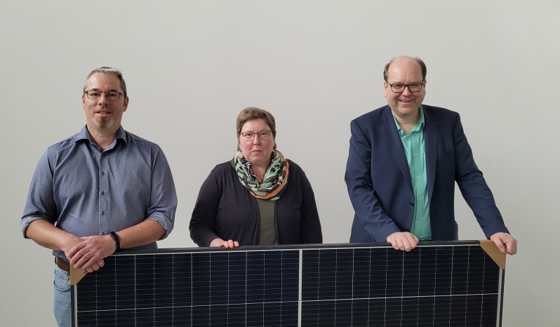 Auch kleine Terrassen-Photovoltaikanlagen wirken sich positiv aus, davon sind Jan Pfalzer, Sabine Freitag und Christian Meyer (von links nach rechts) überzeugt.